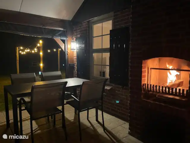 Veranda achterzijde met open haard